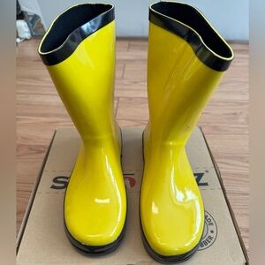 Brand new in box Size 3 Youth Stonz Yellow/Black Rain Boots